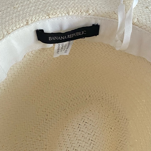 BANANA REPUBLIC | Cream Straw Fedora with Black Band - Picture 7 of 7
